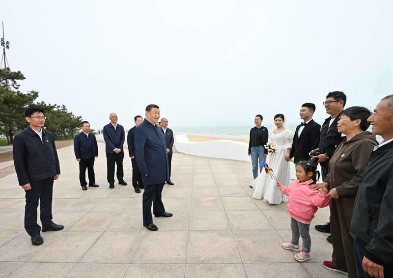 5月22日至24日，中共中央總書(shū)記、國(guó)家主席、中央軍委主席習(xí)近平在山東考察。這是22日下午，習(xí)近平在日照市陽(yáng)光海岸綠道同市民親切交流。